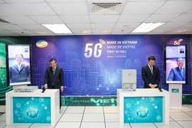 Bộ trưởng Nguyễn Mạnh Hùng và Bộ trưởng Chu Ngọc Anh đã thực hiện cuộc gọi video đầu tiên sử dụng đường truyền dẫn dữ liệu kết nối 5G. (Ảnh: Minh Sơn/Vietnam+)