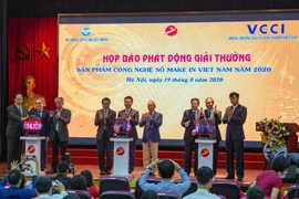 Bộ trưởng Bộ Thông tin và Truyền thông Nguyễn Mạnh Hùng cùng hội đồng ban giám khảo phát động Giải thưởng “Sản phẩm công nghệ số Make in Viet Nam”. (Ảnh: Minh Sơn/Vietnam+)