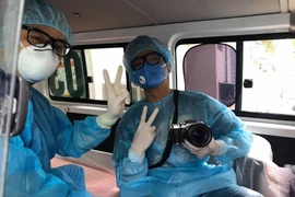 Phạm Quyết Thắng và đồng nghiệp trong một lần tác nghiệp ghi hình dịch bệnh COVID-19. (Ảnh: Nhân vật cung cấp)