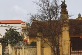 Những ngôi nhà tại làng Cựu là sự giao thoa giữa hai phong cách Á-Âu, tráng lệ có, bình dân có; sự hào hoa phố xá, yên bình kết hợp hài hòa. (Ảnh: PV/Vietnam+)