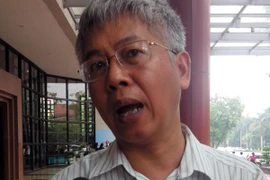 Ông Nguyễn Đức Kiên, Phó Chủ nhiệm Ủy ban Kinh tế của Quốc hội trả lời báo chí bên lề Quốc hội. (Ảnh: Thúy Hà/Vietnam+).