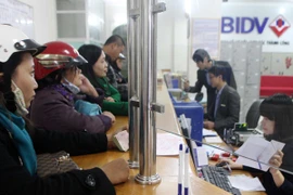 Giao dịch tại BIDV. (Nguồn: TTXVN).