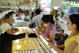 Giá vàng SJC lao dốc phiên thứ 4 liên tiếp trong tuần