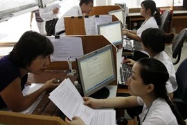 Tư vấn cho doanh nghiệp nộp thuế ở TP.HCM. (Ảnh: Hoàng Hải/TTXVN).