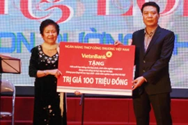 Tặng 100 triệu đồng cho Quỹ hỗ trợ học sinh nghèo vượt khó