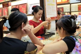 Giá vàng giảm 200.000 đồng, chênh lệch vẫn ở mức cao 