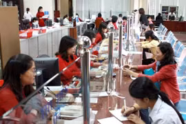 Áp lực lớn buộc các ngân hàng tích cực “đẩy tiền” để tăng tín dụng 