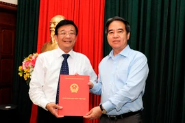 Thống đốc Nguyễn Văn Bình trao quyết định cho ông Nguyễn Quốc Hùng. (Nguồn: Ngân hàng Nhà nước).