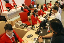 Giao dịch tại HSBC. (Ảnh: Quang Nhựt/TTXVN).