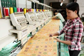 HSBC: Sản xuất phát triển mạnh, lòng tin người tiêu dùng yếu