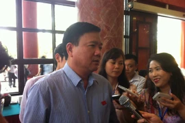 Bộ trưởng Đinh La Thăng trả lời phỏng vấn bên lề Quốc hội. (Ảnh: V.H/Vietnam+).