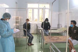 Lực lượng chức năng tỉnh Quảng Bình điều tra truy vết, triển khai các biện pháp phòng dịch kịp thời liên quan đến 3 trường hợp nhập cảnh trái phép. (Ảnh: Võ Dung/TTXVN)