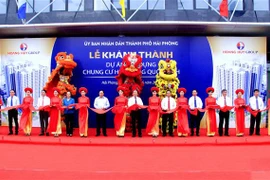 Quang cảnh lễ cắt băng khánh thành Dự án xây dựng chung cư HH4 Đồng Quốc Bình. (Ảnh: TTXVN)