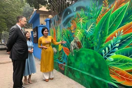 Các đại biểu tham quan dự án. (Nguồn: Việt Đức/Vietnam+)