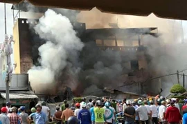 Hiện trường đám cháy xảy ra tại thị trấn Kế Sách (Sóc Trăng) thiêu rụi 4 căn nhà dân và 1 người tử vong. (Ảnh: Trung Hiếu/TTXVN)