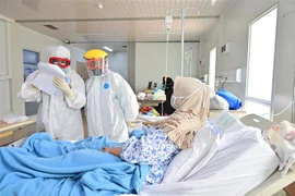 Điều trị cho bệnh nhân nhiễm COVID-19 tại bệnh viện Jakarta, Indonesia. (Ảnh: AFP/TTXVN)