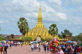 Người dân Lào tới tham dự Lễ hội Thạt Luổng. (Ảnh: Thu Phương/TTXVN)