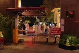 Điểm chốt Kiểm tra tại Bệnh viện Trẻ em. (Ảnh: TTXVN/phát)