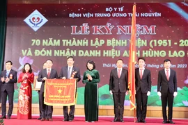 Phó chủ tịch nước Đặng Thị Ngọc Thịnh trao tặng danh hiệu Anh hùng lao động thời kỳ đổi mới cho Bệnh viện Trung ương Thái Nguyên. (Ảnh: Hoàng Nguyên/TTXVN)