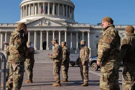 Binh sỹ Vệ binh Quốc gia được triển khai bảo vệ an ninh tại khu vực bên ngoài tòa nhà Quốc hội Mỹ ở thủ đô Washington D.C ngày 12/1/2021. (Ảnh: AFP/TTXVN)