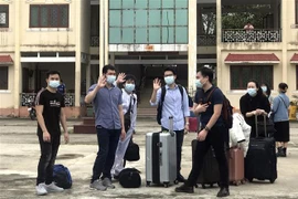 Các công dân hoàn thành cách ly. (Ảnh: Lê Thúy Hằng/TTXVN)