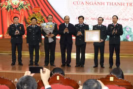  Thủ tướng Chính phủ Nguyễn Xuân Phúc trao Bằng khen của Thủ tướng tặng Thanh tra Chính phủ. (Ảnh: Văn Điệp/TTXVN)