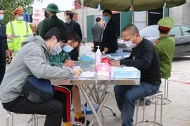 Người dân khai báo y tế tại chốt kiểm soát dịch bệnh xã Nghĩa Đạo, huyện Thuận Thành, tỉnh Bắc Ninh. (Ảnh: Thanh Thương/TTXVN)