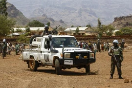 Các binh sỹ thuộc UNAMID tuần tra tại Darfur, Sudan, ngày 19/6/2017. (Ảnh: AFP/TTXVN)