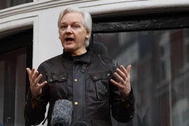 Nhà sáng lập WikiLeaks Julian Assange tại Đại sứ quán Ecuador ở London, Anh ngày 19/5/2017. (Ảnh: AFP/TTXVN)