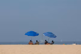 Người dân tránh nóng trên bãi biển tại Venice, California, Mỹ, ngày 15/8/2020. (Ảnh: AFP/ TTXVN)