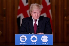 Thủ tướng Anh Boris Johnson tại cuộc họp báo ở London. (Ảnh: AFP/TTXVN)
