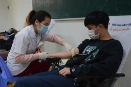 Ngày hội hiến máu tình nguyện thu hút đông đảo sinh viên, cán bộ tham gia. (Ảnh: Văn Dũng/TTXVN)