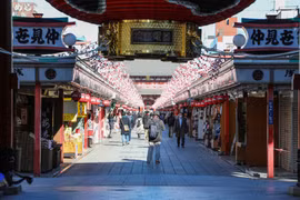 Người dân đeo khẩu trang phòng lây nhiễm COVID-19 tại Asakusa, Tokyo, Nhật Bản, ngày 9/1/2021. (Ảnh: THX/TTXVN)