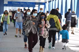 Người dân đeo khẩu trang phòng dịch COVID-19 tại Hong Kong, Trung Quốc ngày 29/12/2020. (Ảnh: THX/TTXVN)