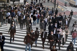Người dân đeo khẩu trang phòng dịch COVID-19 tại Tokyo, Nhật Bản ngày 19/11/2020. (Ảnh; AFP/TTXVN)