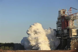 Vụ thử nghiệm động cơ tên lửa của Hệ thống Phóng Không gian (SLS) tại Trung tâm Vũ trụ Stennis ở bang Mississippi, Mỹ ngày 16/1/2021. (Ảnh: AFP/TTXVN)