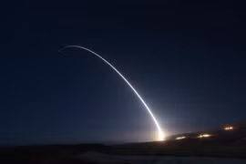 Vụ thử nghiệm tên lửa đạn đạo xuyên lục địa Minuteman III không mang theo đầu đạn của Mỹ tại căn cứ không quân Vandenberg, bang California ngày 29/10/2020. (Ảnh: U.S. Air Force/TTXVN)