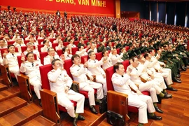 Các đại biểu biểu quyết thông qua Quy chế làm việc của Đại hội. (Ảnh: TTXVN)