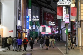 Người dân di chuyển trên đường phố tại Tokyo, Nhật Bản ngày 9/1/2021. (Ảnh: THX/TTXVN)
