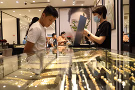 Giao dịch vàng tại Công ty Vàng bạc Đá quý Phú Quý. Ảnh: (Ảnh: Danh Lam/TTXVN)