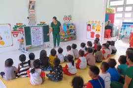 Giáo viên trường mầm non Bằng Lăng, tỉnh Kon Tum giảng dạy tiếng Việt cho các em học sinh. (Ảnh: Dư Toán/TTXVN)