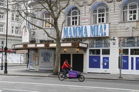 Một nhà hát tại trung tâm thủ đô London, Anh đóng cửa trong bối cảnh các biện pháp hạn chế được áp dụng để phòng dịch COVID-19 ngày 29/12/2020. (Ảnh: THX/TTXVN)