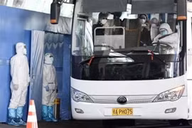Xe buýt chở các chuyên gia thuộc phái đoàn điều tra của WHO sau khi họ tới Vũ Hán, Trung Quốc, ngày 14/1/2021. (Ảnh: Kyodo/TTXVN)