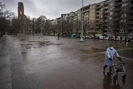Cảnh vắng vẻ tại quảng trường Winterfeldtplatz ở Berlin, Đức trong bối cảnh các biện pháp hạn chế được áp dụng nhằm ngăn chặn sự lây lan của dịch COVID-19 ngày 12/1/2021. (Ảnh: AFP/TTXVN)