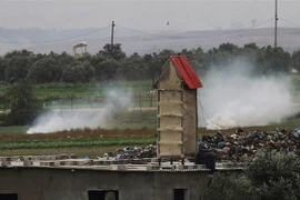 Khói bốc lên tại hiện trường vụ tấn công do Israel tiến hành tại thành phố Khan Yunis, phía Nam Dải Gaza, ngày 13/1/2021. (Ảnh: AFP/TTXVN)