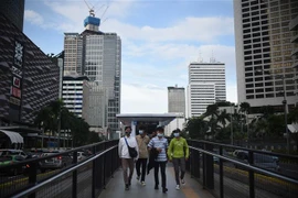Người dân đeo khẩu trang phòng lây nhiễm COVID-19 tại Jakarta, Indonesia, ngày 11/12/2020. (Ảnh: THX/TTXVN)