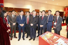 Ủy viên Bộ Chính trị, Thường trực Ban Bí thư Trần Quốc Vượng; Ủy viên Bộ Chính trị, Bí thư Trung ương Đảng, Trưởng Ban Tuyên giáo Trung ương Võ Văn Thưởng và các đại biểu thăm quan Trưng bày sách, báo tại Trung tâm Hội nghị quốc gia. (Ảnh: Doãn Tấn/TTXVN)