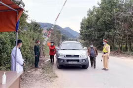 Chốt kiểm dịch tại huyện Đình Lập, Lạng Sơn đo thân nhiệt người dân qua lại địa bàn. (Ảnh: Thái Thuần/TTXVN)
