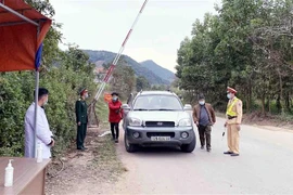 Chốt kiểm dịch tại huyện Đình Lập, Lạng Sơn đo thân nhiệt người dân qua lại địa bàn. (Ảnh: Thái Thuần/TTXVN)