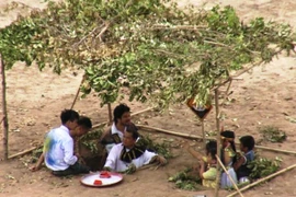 Hình ảnh các cặp bố con dưới hố tự kỷ trong tập 18, chương trình 'Bố ơi! Mình đi đâu thế' mùa thứ hai. (Ảnh: VTV)